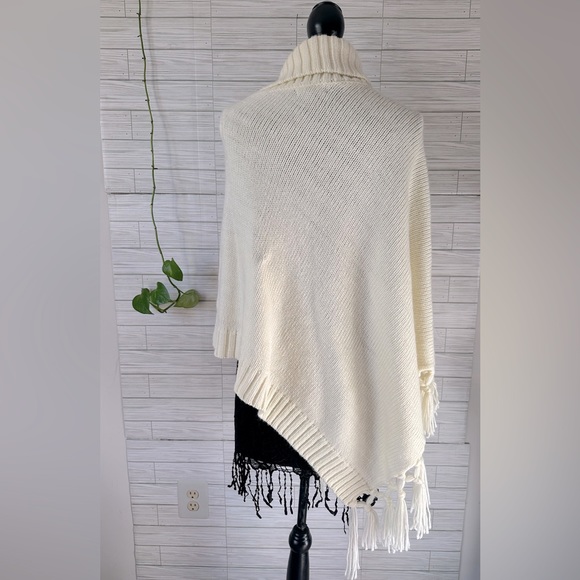 Tint & Shadow Poncho - Picture 2 of 7